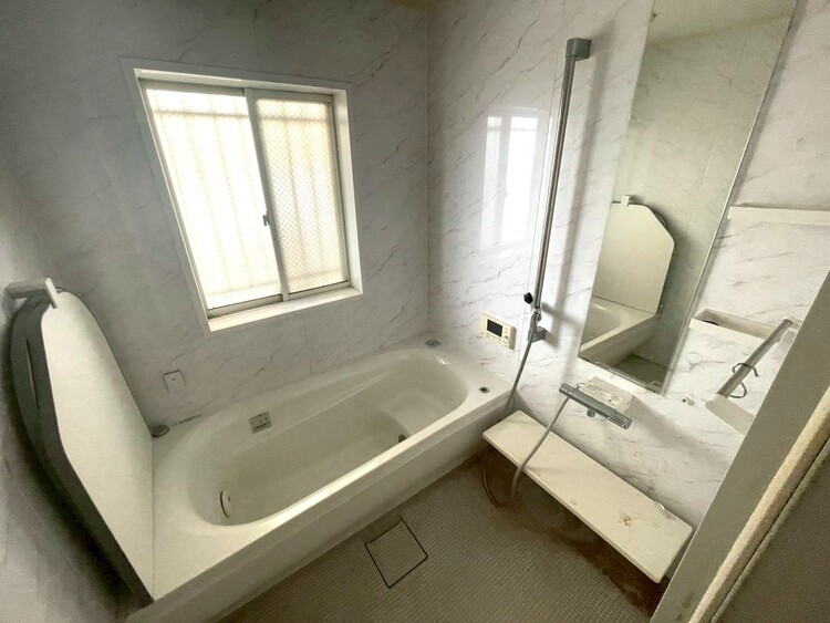 風呂 一日の疲れを癒すバスルームは、心地よいリラックスを叶える清潔感溢れる空間です。