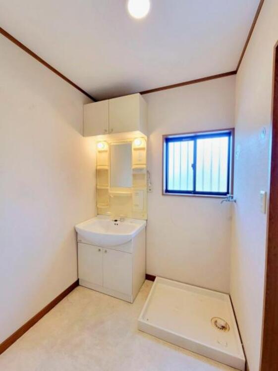 洗面 水回りにも小窓があるので換気ができて、黴の発生防止に役立ちます