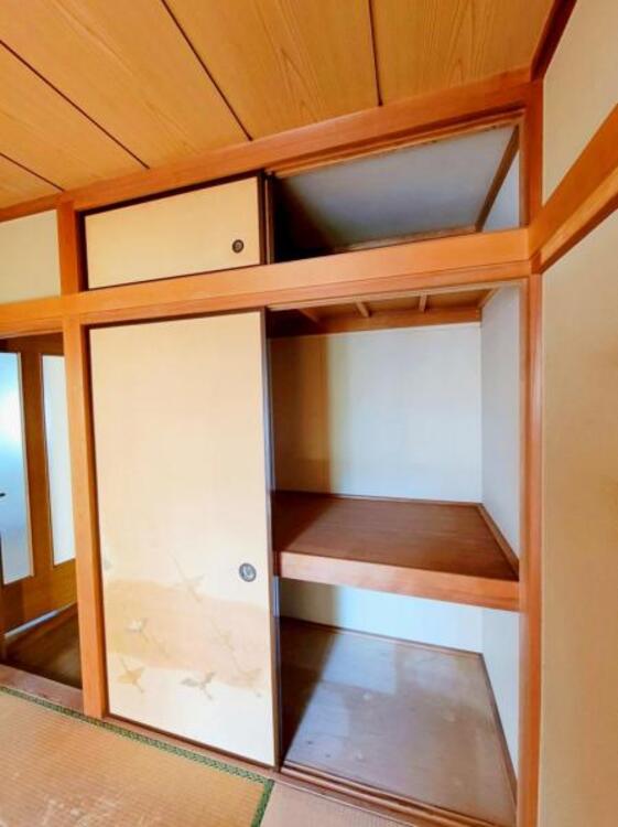 収納 和室の押し入れには、お布団や衣装ケースなど、様々な物を収納可能です