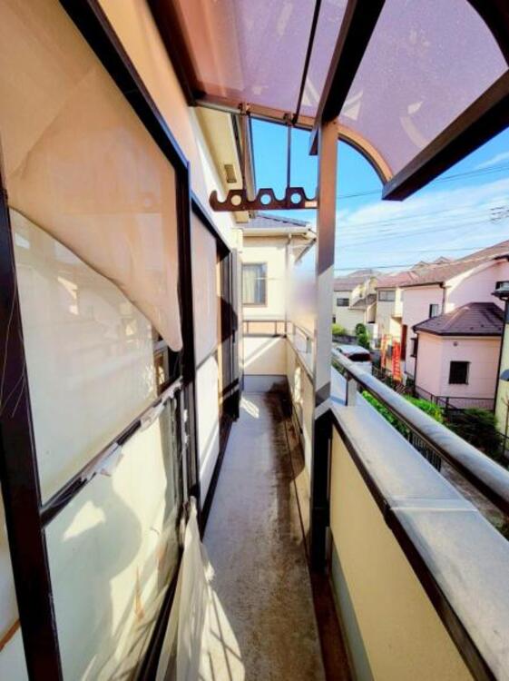 バルコニー バルコニーには屋根が付いているので、洗濯物を干している時の急な雨降りでも安心です