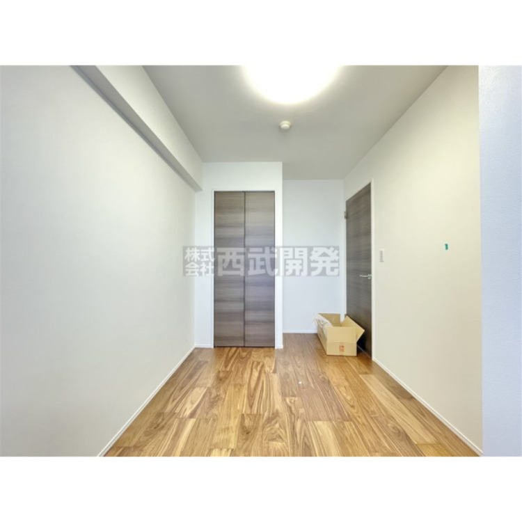 内装 洋服などをすべて収納して室内空間は広々快適