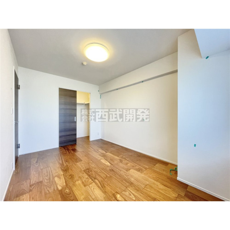 内装 部屋にはクローゼットがございます。収納が多いお家はすっきりして快適空間です。