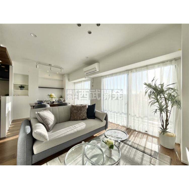 居間 柔らかな光が射し込む家族団らんのＬＤＫ