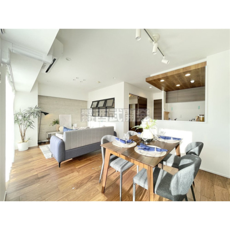 居間 16.7帖のＬＤＫは家族みんなの快適空間です。お食事したりおしゃべりしたり、家族の絆を育むセントラルスペースです。