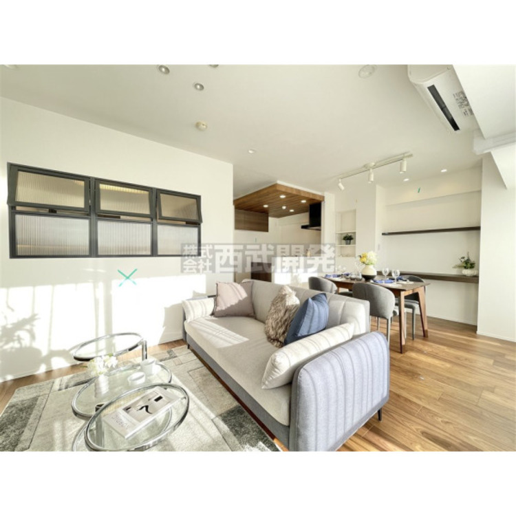 居間 16.7帖のＬＤＫは家族みんなの快適空間です。お食事したりおしゃべりしたり、家族の絆を育むセントラルスペースです。