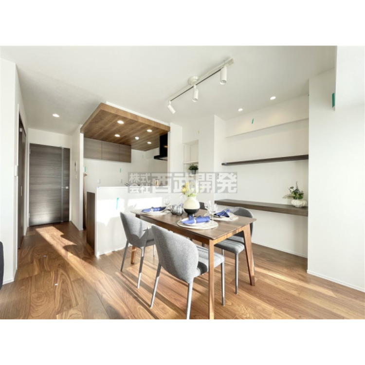 居間 対面キッチンで、お料理中でも家族との会話が楽しめるダイニングです。