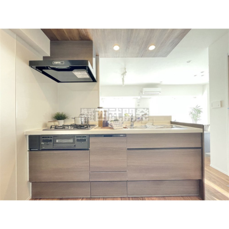 キッチン 料理中もリビングの家族に目が届く対面カウンターキッチン。食器洗い乾燥機付きなので、食後はゆっくり家族だんらんを楽しめます