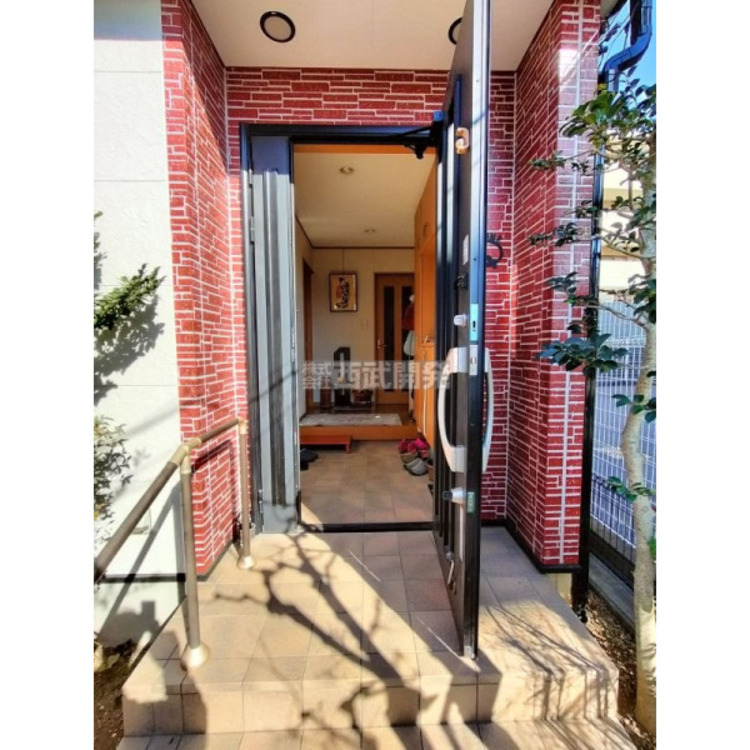 玄関 写真に含まれる家具等は付帯しません。