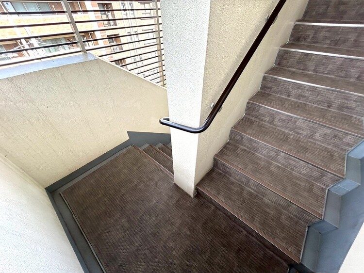 その他 共用部の階段です。明るく清潔に管理されています。