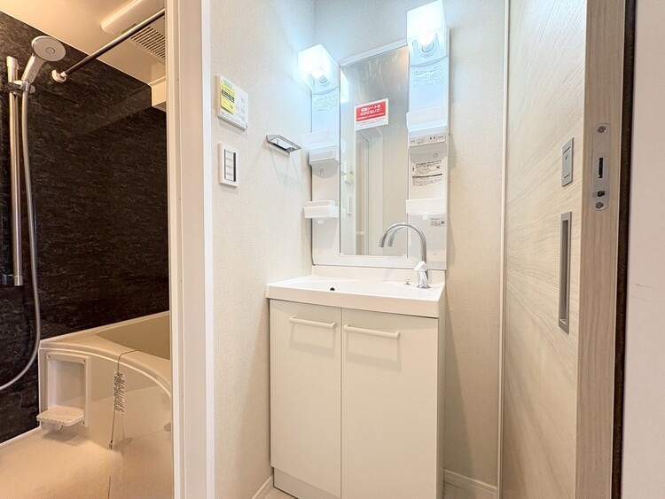 その他 清潔感を感じられる洗面化粧台。