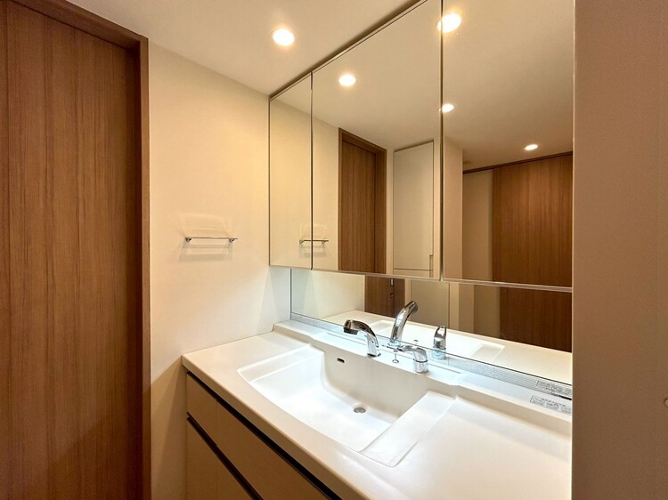 その他 清潔感を感じられる洗面化粧台。