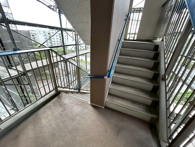 その他 共用部の階段です。明るく清潔に管理されています。