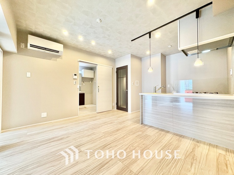 内装 【Cool wind】◆窓を開けると◆冷涼な風、そよぐリビング。だんらんの場所はここから始まり、ここで終わる。家族の笑顔が集う素敵な場所だから、こだわり抜いた思いが詰まっているのだと思う。