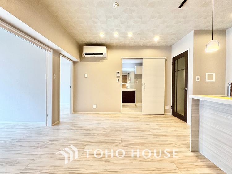 内装 ◆サンサンと◆差し込む太陽の光がこのリビングに笑いをもたらす。