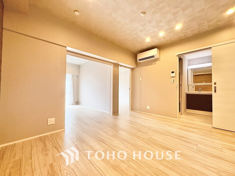 内装 ◆サンサンと◆差し込む太陽の光がこのリビングに笑いをもたらす。