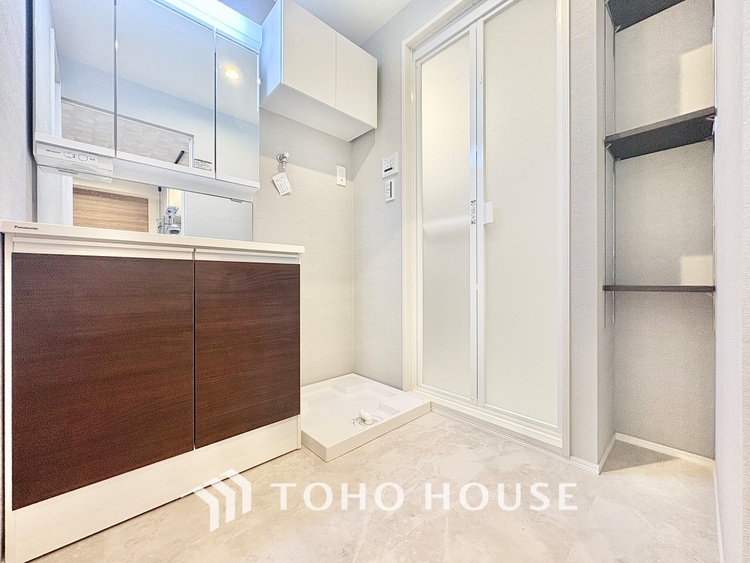 洗面 【Powderroom】広く使い勝手のよい空間と設備で演出。シンプルな使いやすさだけでなくたっぷりの収納力も実現。