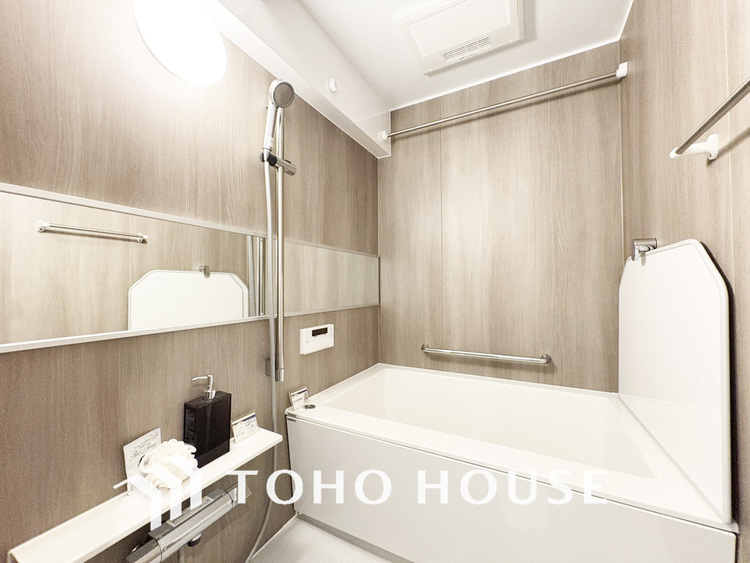 風呂 一日の疲れを癒すバスルームは、心地よいリラックスを叶える清潔感溢れる空間