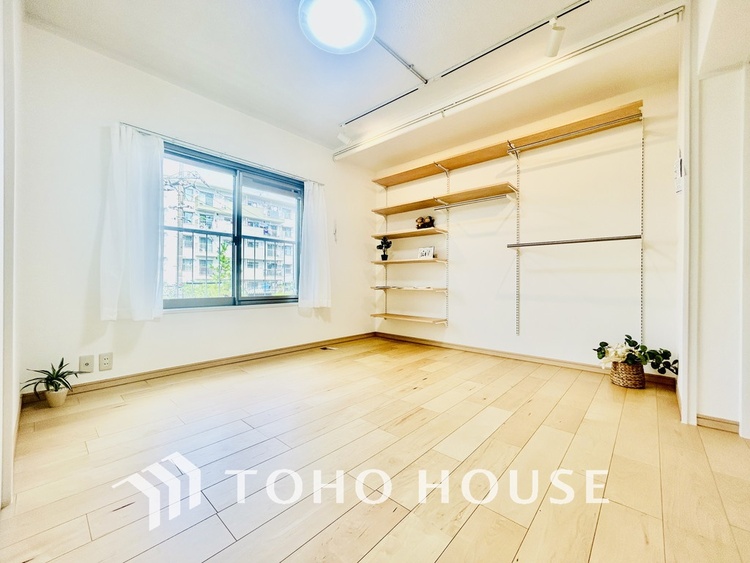 内装 採光もある洋室は、くつろぎのひと時を過ごすのにぴったり