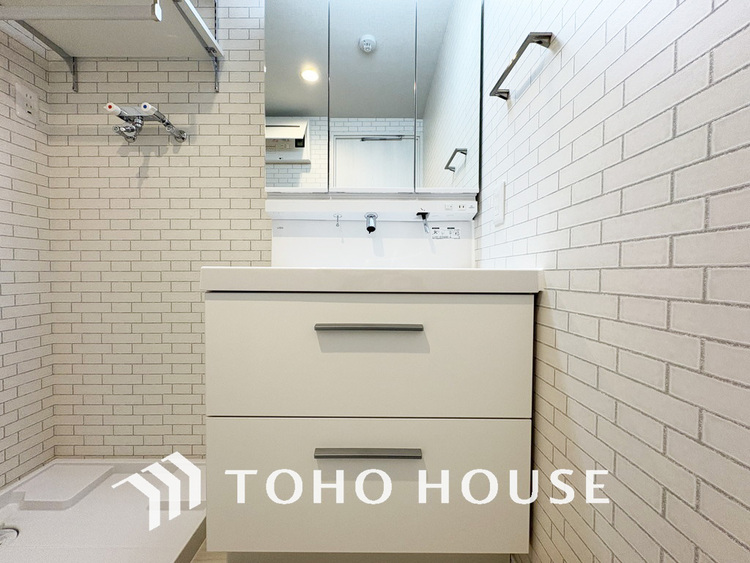 洗面 白を基調とした清潔感のある洗面室で朝の身支度を