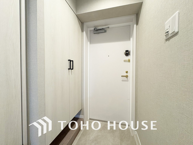 玄関 落ち着いた雰囲気の玄関、家族の帰りを暖かく迎えてくれます