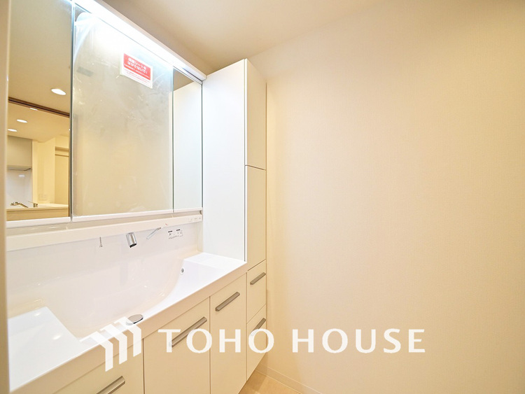 洗面 白を基調とした洗面台。身だしなみを整えやすく収納量も良好です