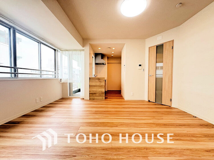 内装 広がりのある住空間、家族が集まるリビング・ダイニング