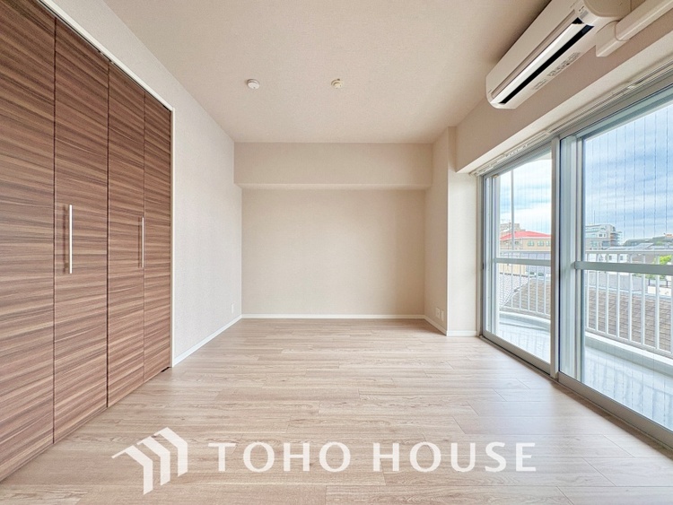 内装 【ROOM】感性を育むプライベートルームはシンプルでスマートな空間。好みの空間で読書をしたり、音楽を聞いたりと一人の時間も充実したものにできます。