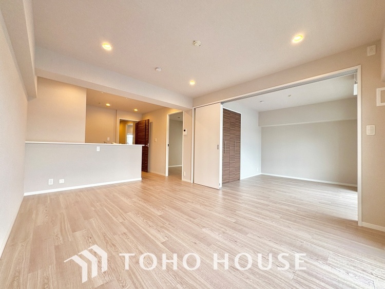 内装 ◆瀟洒な空間◆落ち着いた小棚や室内の緑光、アクセントのある彩が見事に調和させた瀟洒なリビングルーム。ここに集まる家族の会話と笑顔が絶え間なく続く幸せな空間。