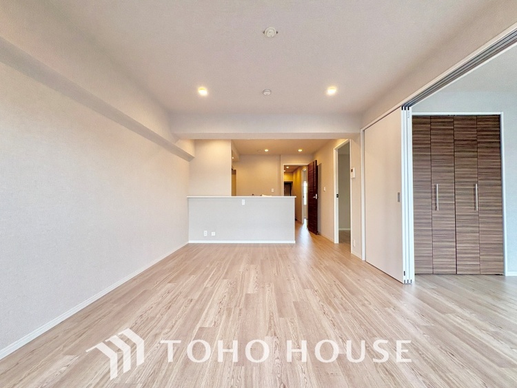 内装 風の通り道。舞い込んでくる風が優しく躍り、室内に爽やかな空気を運んでくる。そこに季節の息吹を感じて、いまがどんな季節なのかを実感する。