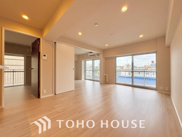 内装 ここはみんなが集い、食事と楽しい会話が始まる場所。話に夢中になりすぎて、ついつい時を忘れ、夜半過ぎになってしまう。そんな束の間の幸せを感じさせてくれます。