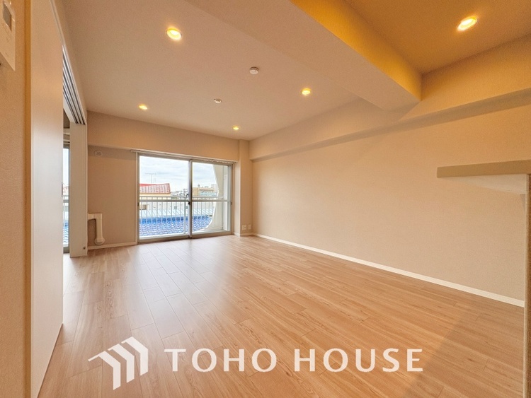 内装 ◆瀟洒な空間◆落ち着いた小棚や室内の緑光、アクセントのある彩が見事に調和させた瀟洒なリビングルーム。ここに集まる家族の会話と笑顔が絶え間なく続く幸せな空間。