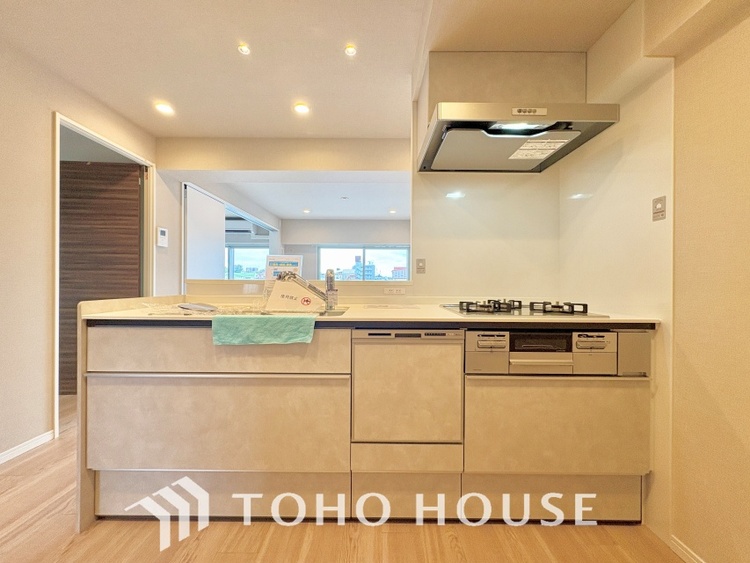 キッチン キッチンは家族の絆を育む大切な空間。シンプルで使い易いシステムキッチンで愉しく作る料理は愛情のある美味しいご馳走に。家族で使える対面式キッチンです。