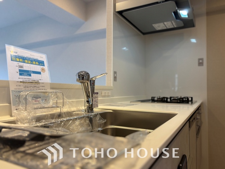 キッチン 広々としたキッチンのシンクは、料理の準備と片付けを楽にし、使いやすさを最大限に引き立てます。