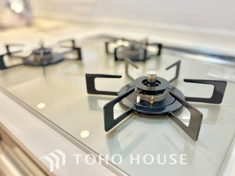 キッチン 【Kitchen】キッチンは家族の絆を育む大切な空間。シンプルで使い易いSystemKitchenで愉しく作る料理は愛情のある美味しいご馳走に。会話の弾む対面Kitchen。