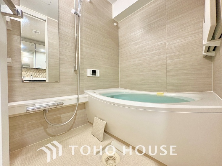 風呂 【浴室】《一日の疲れを落としてくれる場所は、落ち着く場所でなければならない》　高級感溢れるカラーと大きさ・柔らかな曲線で構成された半身浴も楽しめるバスタブが心地よさをもたらします。