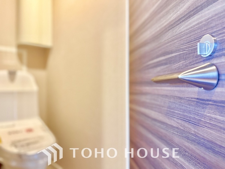 トイレ 清潔感あるホワイト調のクロスと温もり溢れるモダンカラーの床材が見事に調和した本邸宅は、毎日の生活を少しでも快適に過ごして頂ける様に落ち着いた雰囲気作りから行っています。