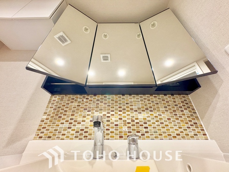 洗面 気持ちの良い朝をつくりだし、夕方には笑顔を取り戻させてくれるミラー。パウダールームはいつでも本来の自分を取り戻せる空間。明るく仕上げてあります。