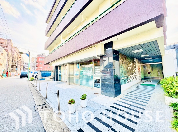 外観 居心地のいい暮らしには欠かせない眩い採光。ゆったりとした幅の窓からこの空間に降り注ぐ採光が絶えない。明るいリビングこそ居心地のいい暮らしが待っているのだと思う。