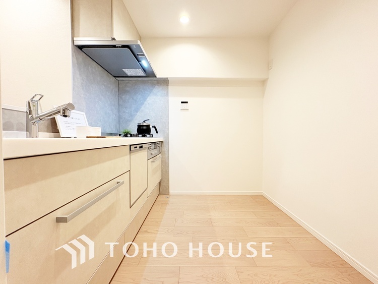 キッチン キッチンは家族の絆を育む大切な空間。シンプルで使い易いシステムキッチンで愉しく作る料理は愛情のある美味しいご馳走に。家族で使えるダイニングキッチンです。