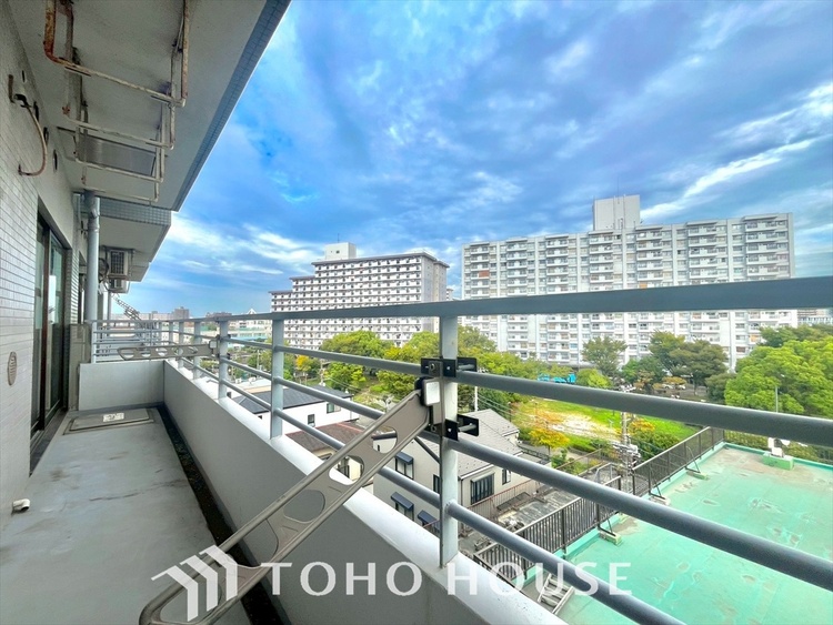 バルコニー 陽溜まりの温もりを感じ、ふわりと寄り添う太陽の妖精たちが自然と僕達を微睡ませる。うとうとしたい訳ではないがそんな時間が嫌いじゃない自分がここにいる。