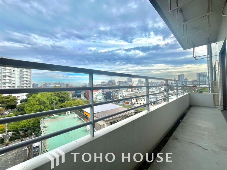 バルコニー 見上げれば高い空。手を伸ばせば吸い込まれそうな突き抜ける空間。空が高いと気持ちも高揚します。空さえも楽しむ生活を始めませんか。