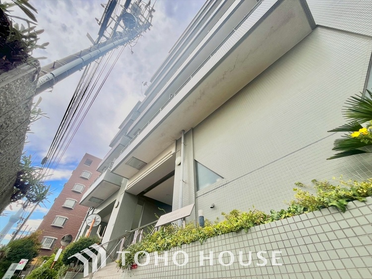 エントランス 青空とサンシャインに抱かれた眩い住まい。光り輝く太陽光を抱き、体の芯からあたたまるお住まいです。バルコニーに出て、自然の風に包まれるのも気持ちいいですね。