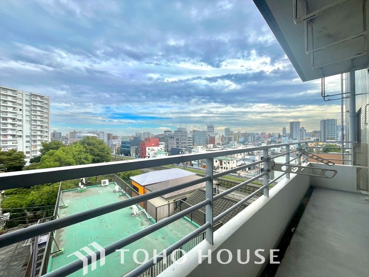 外観 大きく開け放たれた壮大な景色。都内にいることを忘れさせてくれる自然豊かな分譲地。風がそよぎ、青空が歌い、太陽が微笑んでくれる幸せな住まい。