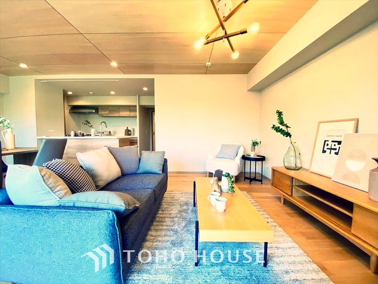 内装 【LIVING】◆眩い◆光が燦々と入り、家族の笑顔を照らす。「いつまでも続いて」と願う夢のような毎日がここにある。