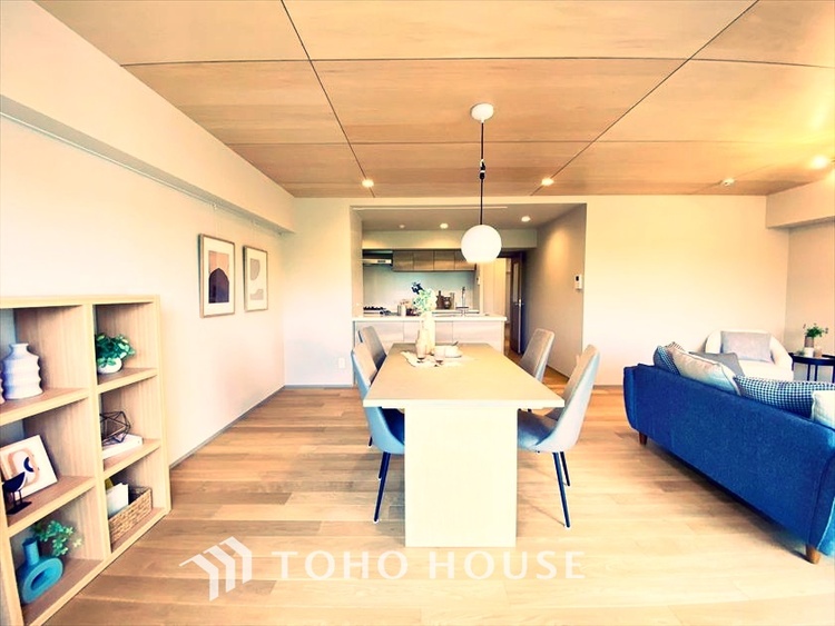 内装 【LIVING】◆扉を◆開くとこの景色。家族の”おかえり”の声が聞こえてきそう。