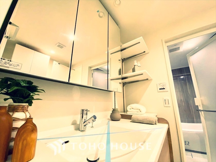 洗面 【WASHROOM】◆快適◆煌びやかな暮らしの中にも忘れたくない快適さ。大きな収納が助けてくれます。