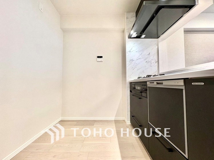 キッチン 【KITCHEN】◆ワクワク◆開放的で機能性も高いシステムキッチン。お子様は毎日のご飯にワクワク！