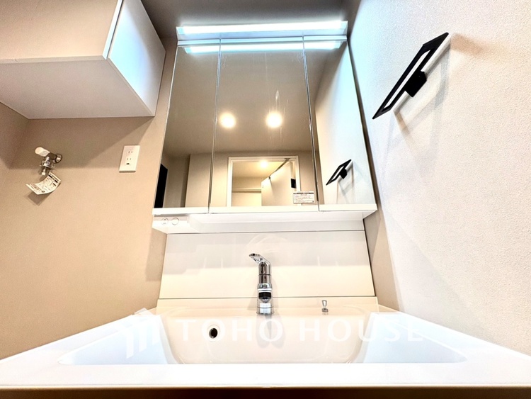 洗面 【WASHROOM】◆快適◆煌びやかな暮らしの中にも忘れたくない快適さ。大きな収納が助けてくれます。