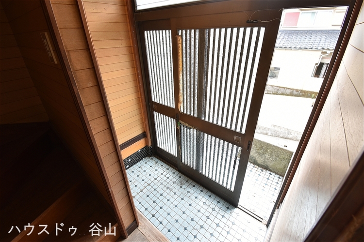 玄関 