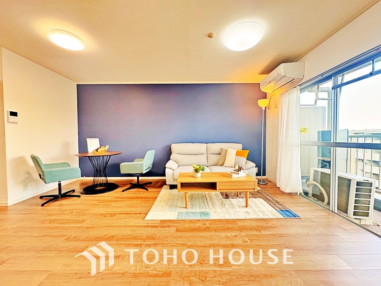 内装 忙しい朝でも、しっかり家族が揃って食事をして頂けるゆとりある大きさのダイニングスペース。リビングと和室の続き間は急な来客時になど使い勝手が良いです。実際の空間を体感してみて下さい！